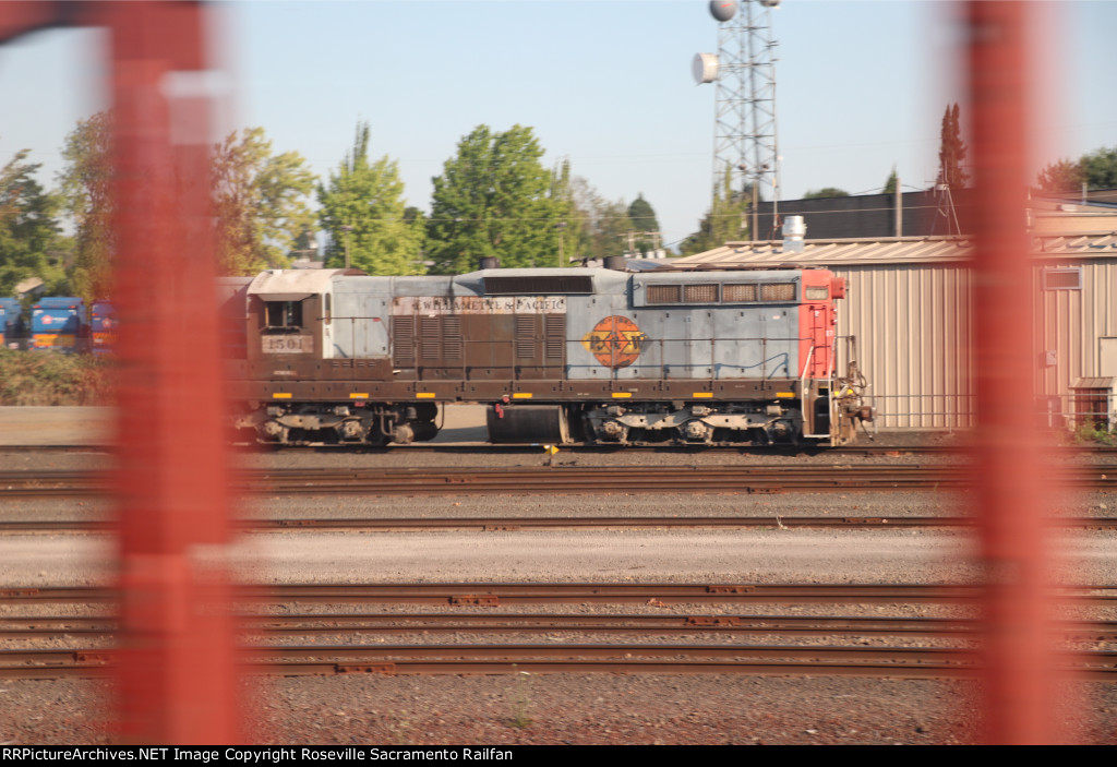 WPRR 1501 sits partially blocked by a Centerbeam at Albany Yard